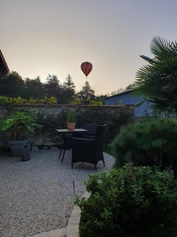 Le Coeur De La Petite Cisse Bed & Breakfast Monteaux Exterior photo